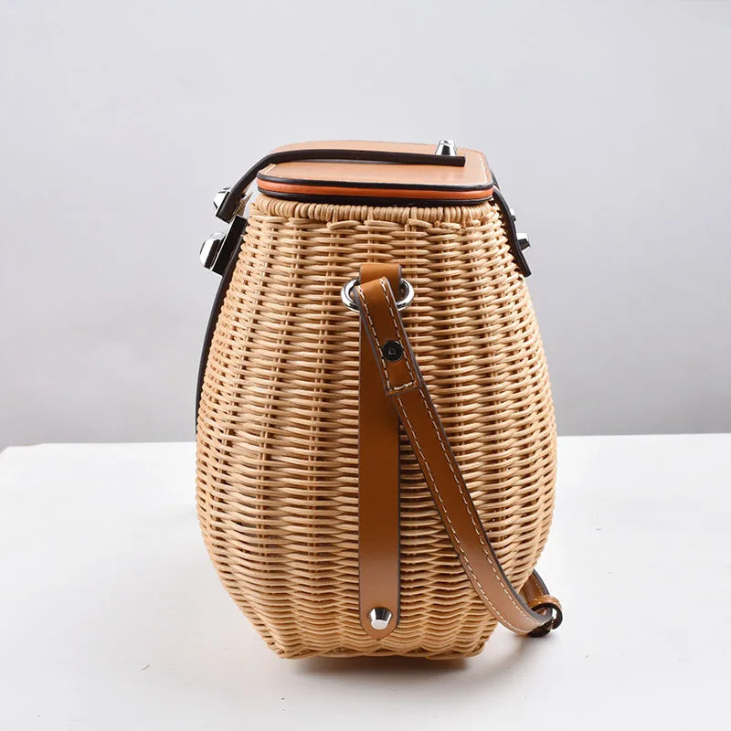 Bolsa Palha Tira Colo com Detalhes em Couro