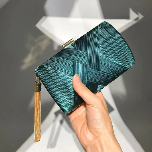 Bolsa Clutch com Detalhes Transpassados
