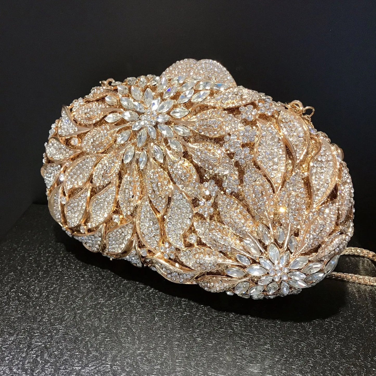 Bolsa Clutch Cravejada com Flores