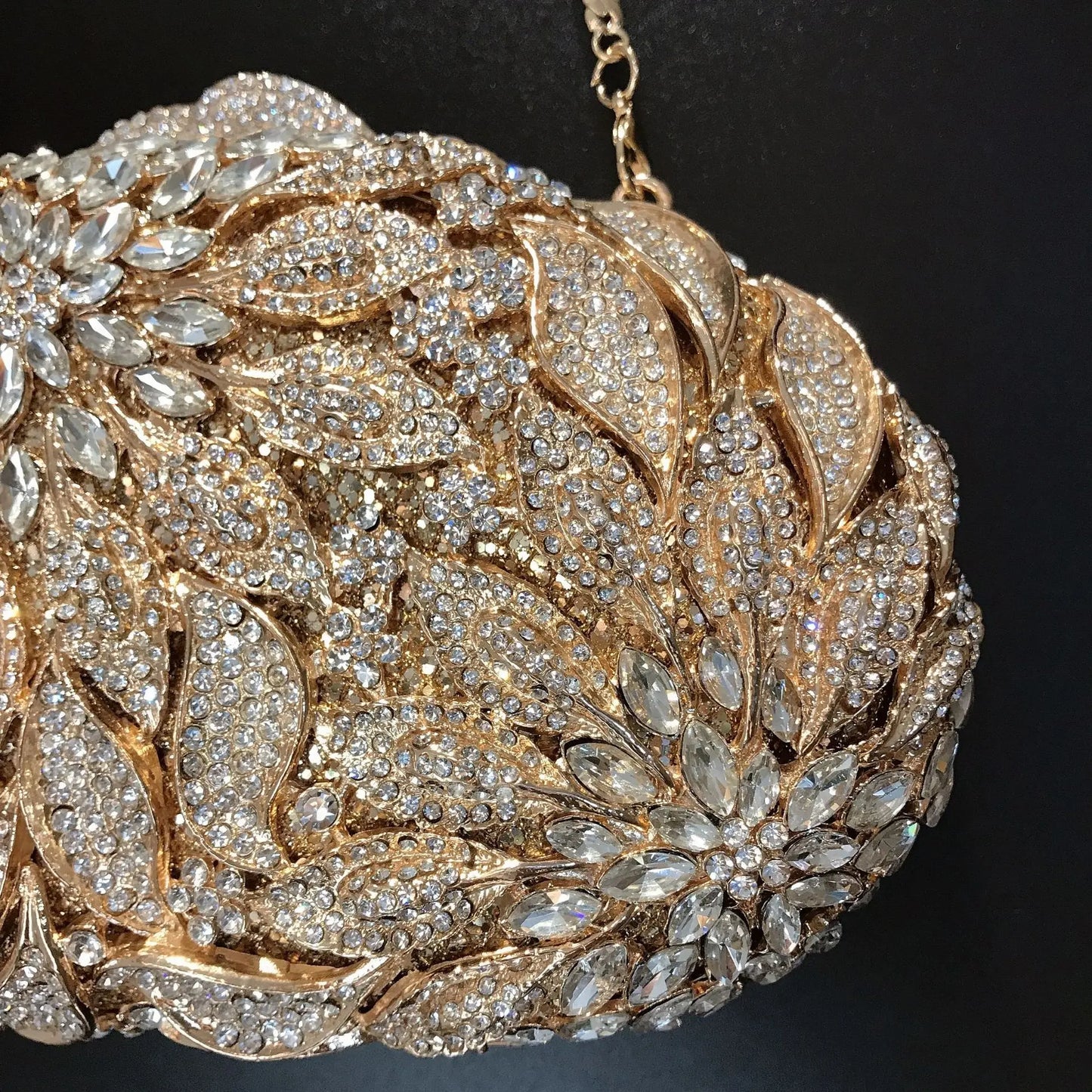 Bolsa Clutch Cravejada com Flores