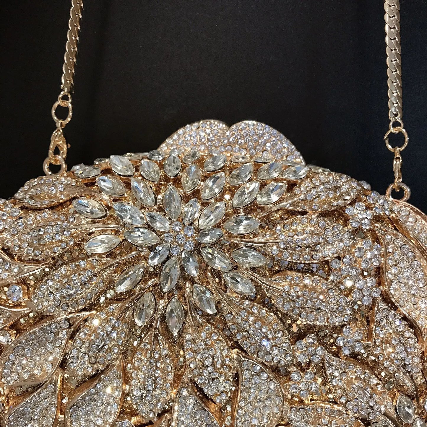 Bolsa Clutch Cravejada com Flores