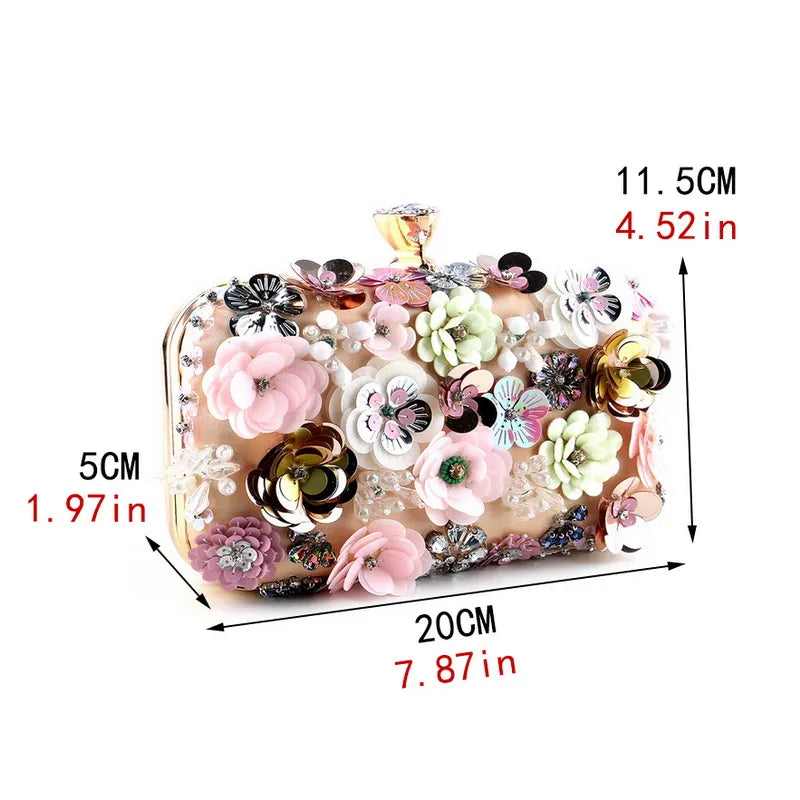 Bolsa Clutch com Aplicações em Flores