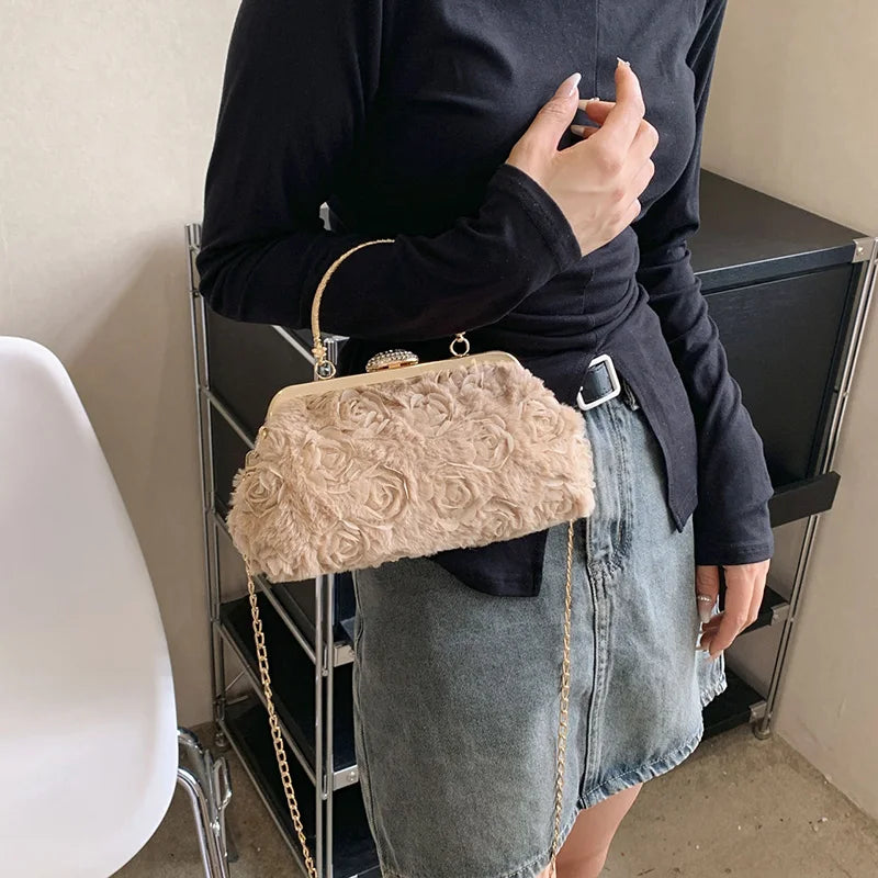 Bolsa Clutch Veludo com Rosas