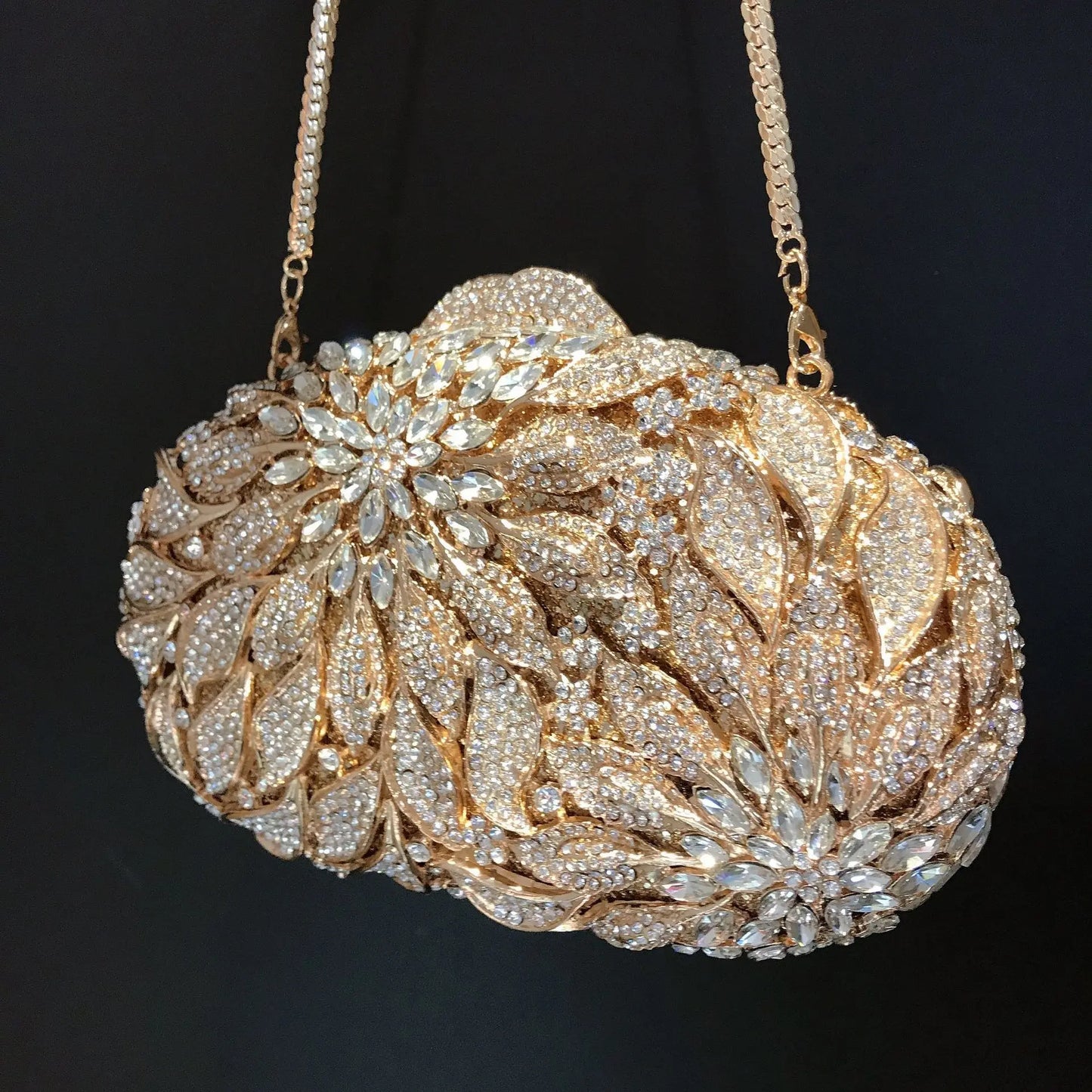 Bolsa Clutch Cravejada com Flores