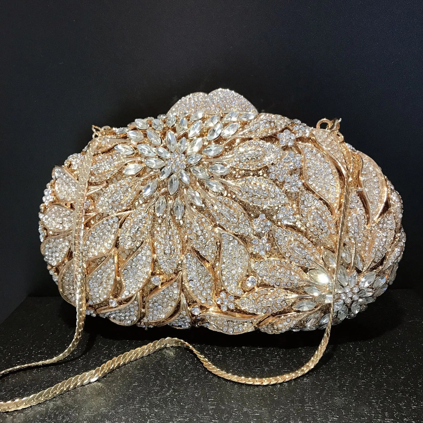 Bolsa Clutch Cravejada com Flores