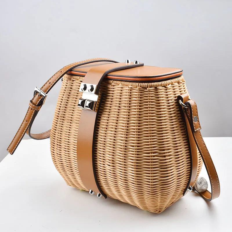 Bolsa Palha Tira Colo com Detalhes em Couro