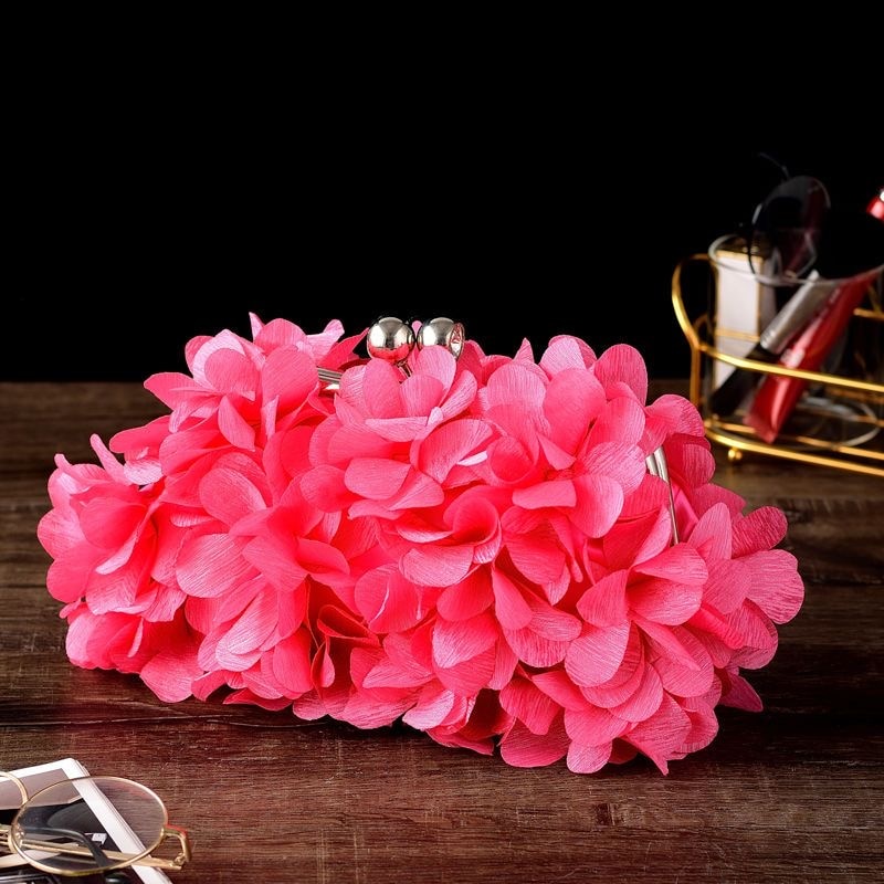 Bolsa Clutch com Aplicações em formato de Pétalas