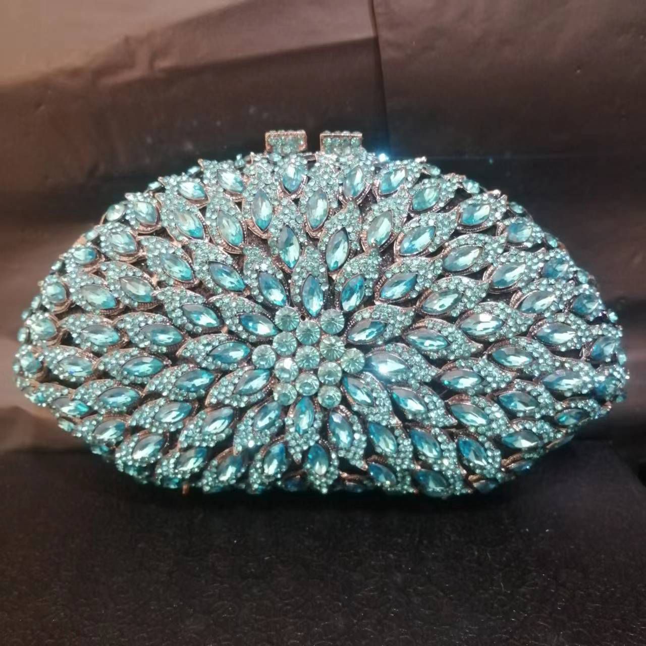 Bolsa Clutch com Pedrarias Azul Claro
