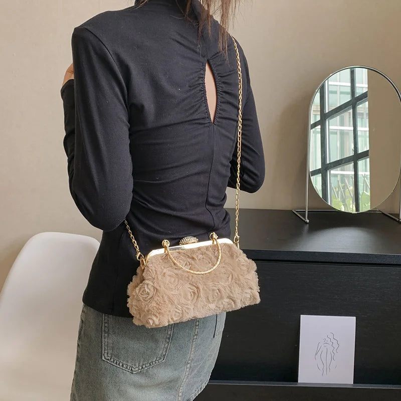 Bolsa Clutch Veludo com Rosas