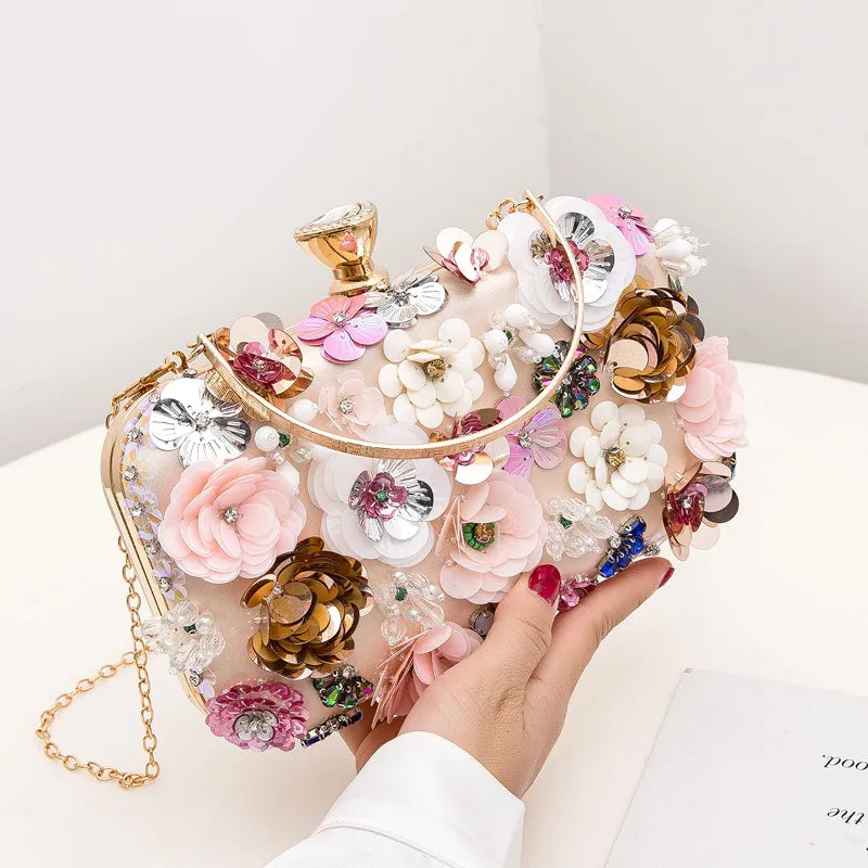 Bolsa Clutch com Aplicações em Flores