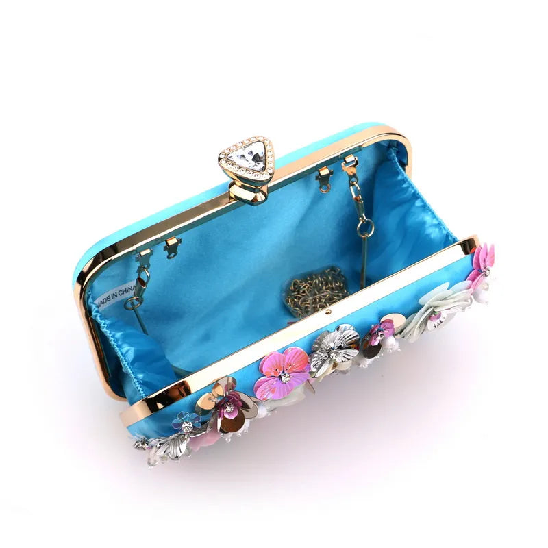 Bolsa Clutch com Aplicações em Flores