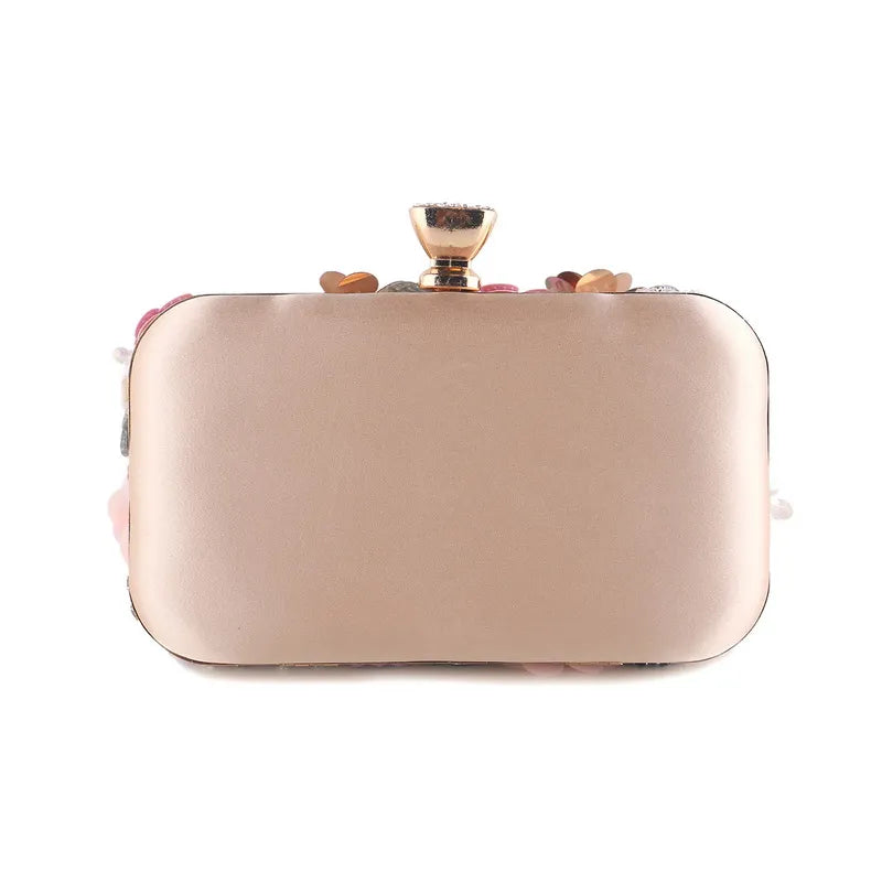 Bolsa Clutch com Aplicações em Flores