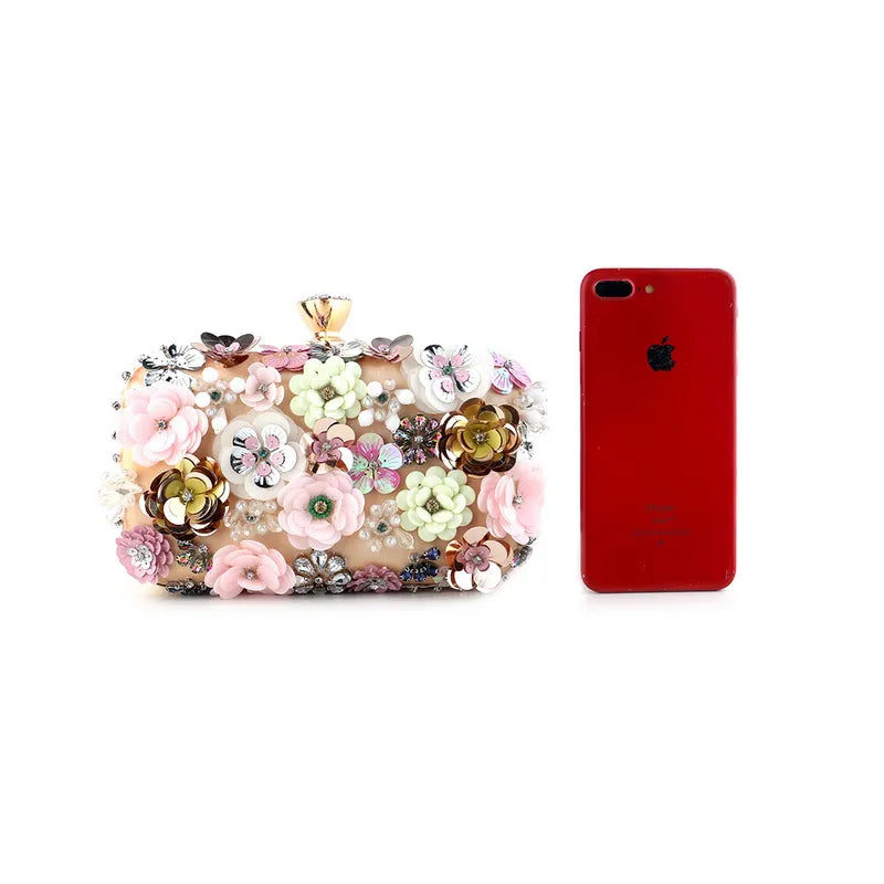 Bolsa Clutch com Aplicações em Flores