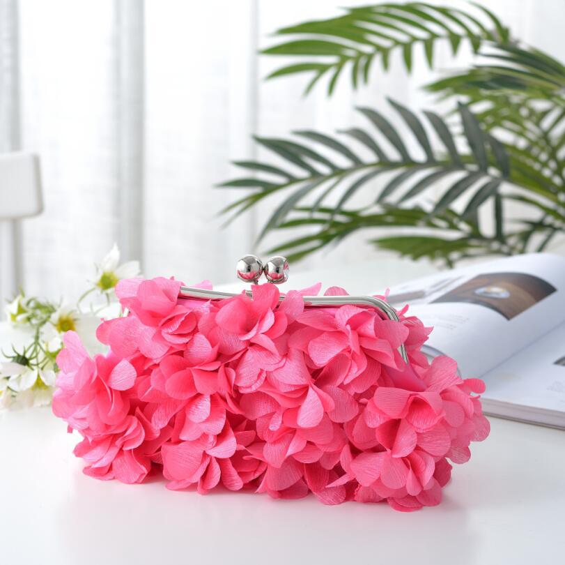 Bolsa Clutch com Aplicações em formato de Pétalas