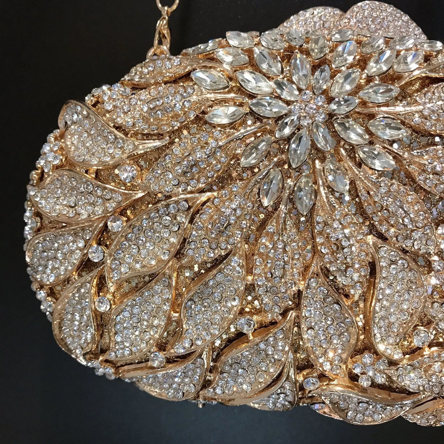 Bolsa Clutch Cravejada com Flores