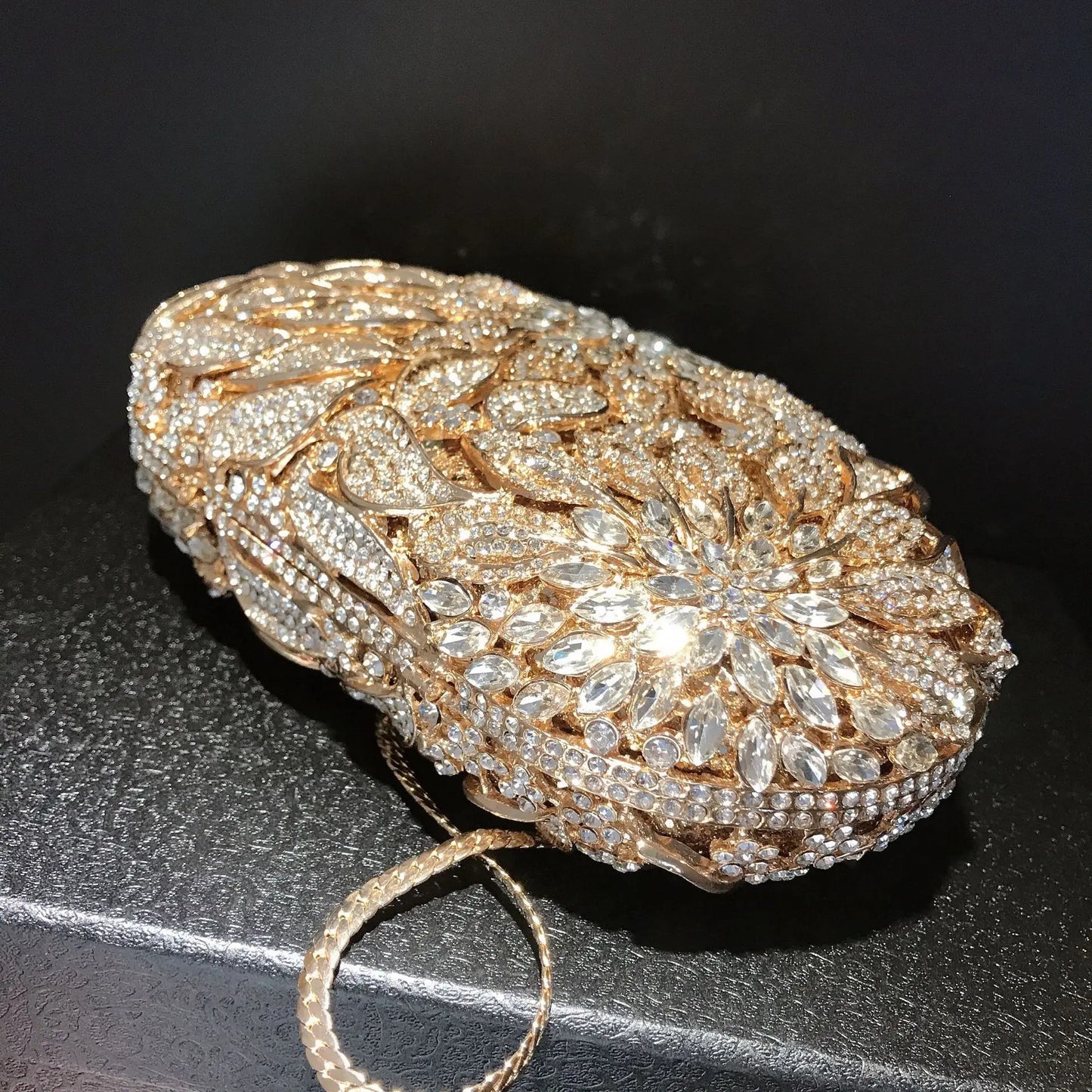 Bolsa Clutch Cravejada com Flores