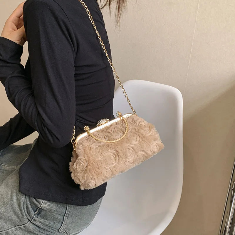 Bolsa Clutch Veludo com Rosas