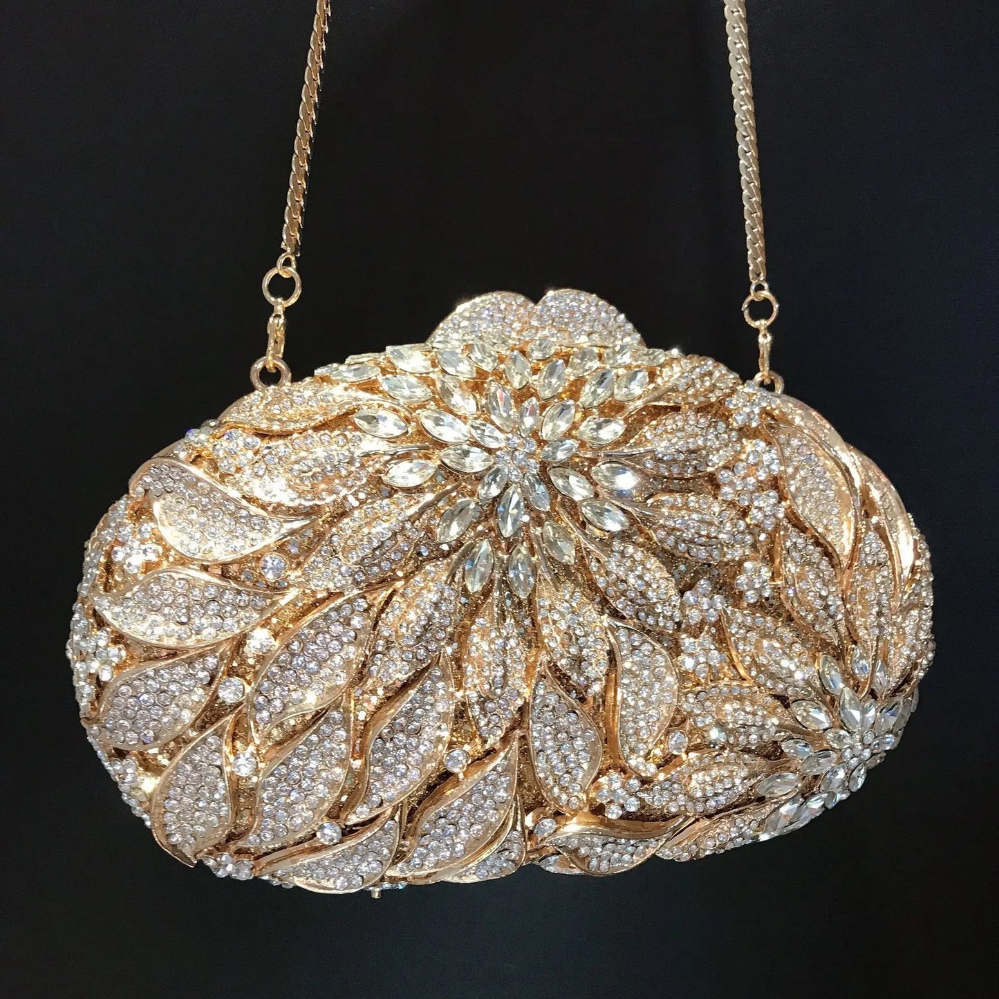 Bolsa Clutch Cravejada com Flores